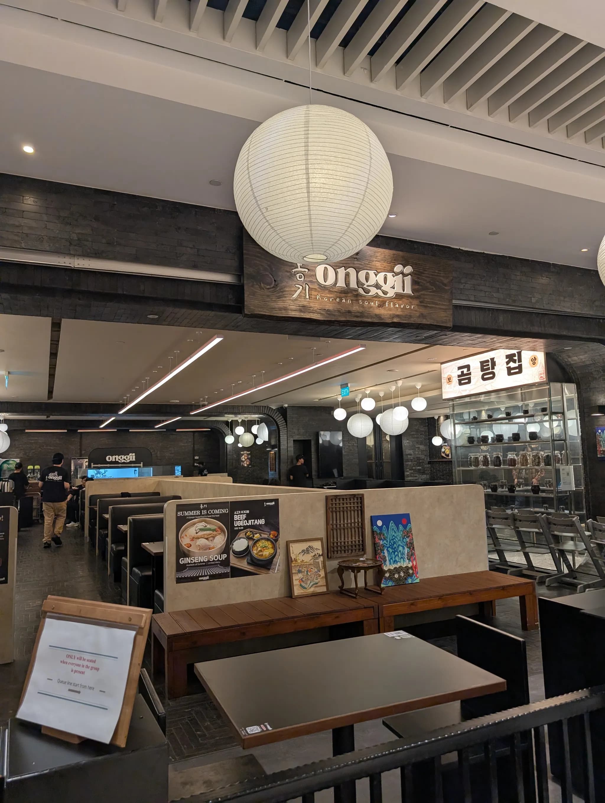 The interior and vibe of Onggi, Singapore